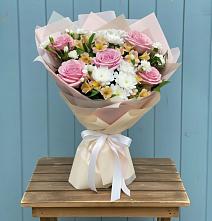 Букет цветов из:  Гвоздики, Орхидеи и Розы в Новинки Нижний Новгород