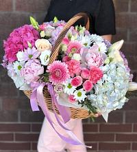 Композиция солнечный день в Новинки Нижний Новгород Цветочная композиция из Розы, Хризантемы, Пионы и Лизиантусы в корзине в Новинки Нижний Новгород