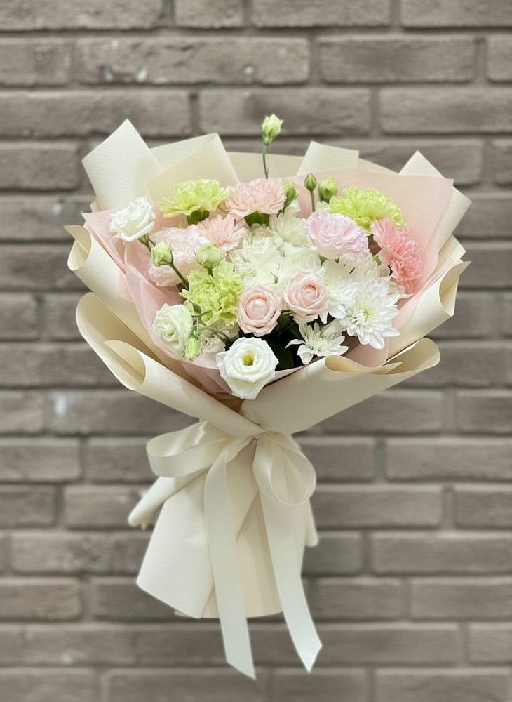 Букет цветов из: Гвоздики, Розы, Лизиантусы и Хризантемы в Новинки Нижний Новгород