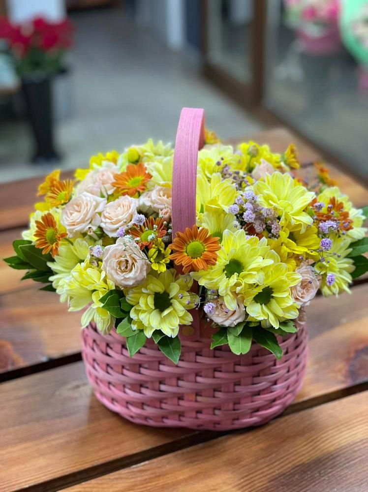 Цветочная композиция из Хризантемы и Розы в корзине в Новинки Нижний Новгород