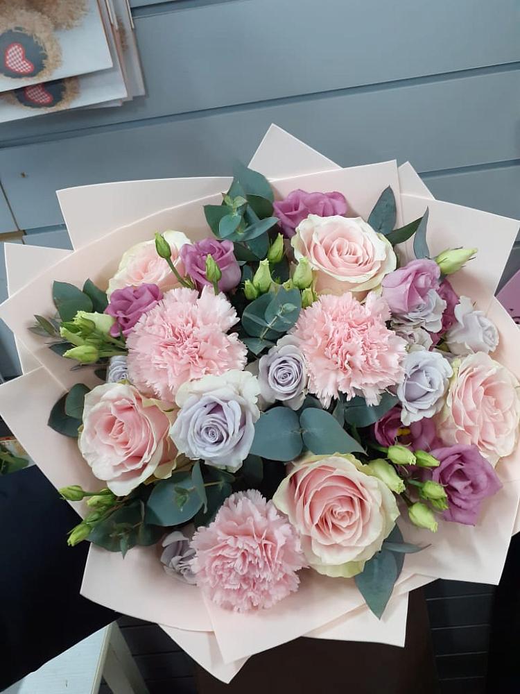 Букет цветов из: Розы, Гвоздики и Лизиантусы в Новинки Нижний Новгород