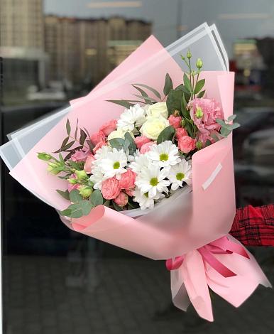 Букет цветов из: Розы, Лизиантусы и Хризантемы в Новинки Нижний Новгород
