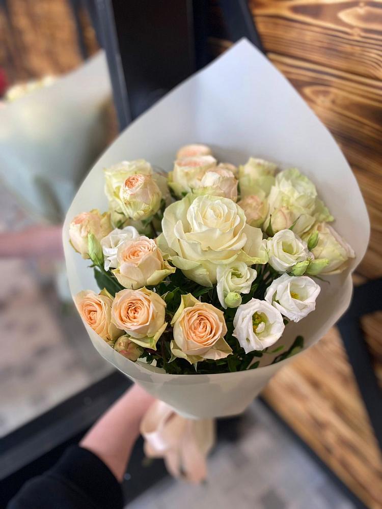 Букет цветов из: Розы и Лизиантусы в Новинки Нижний Новгород